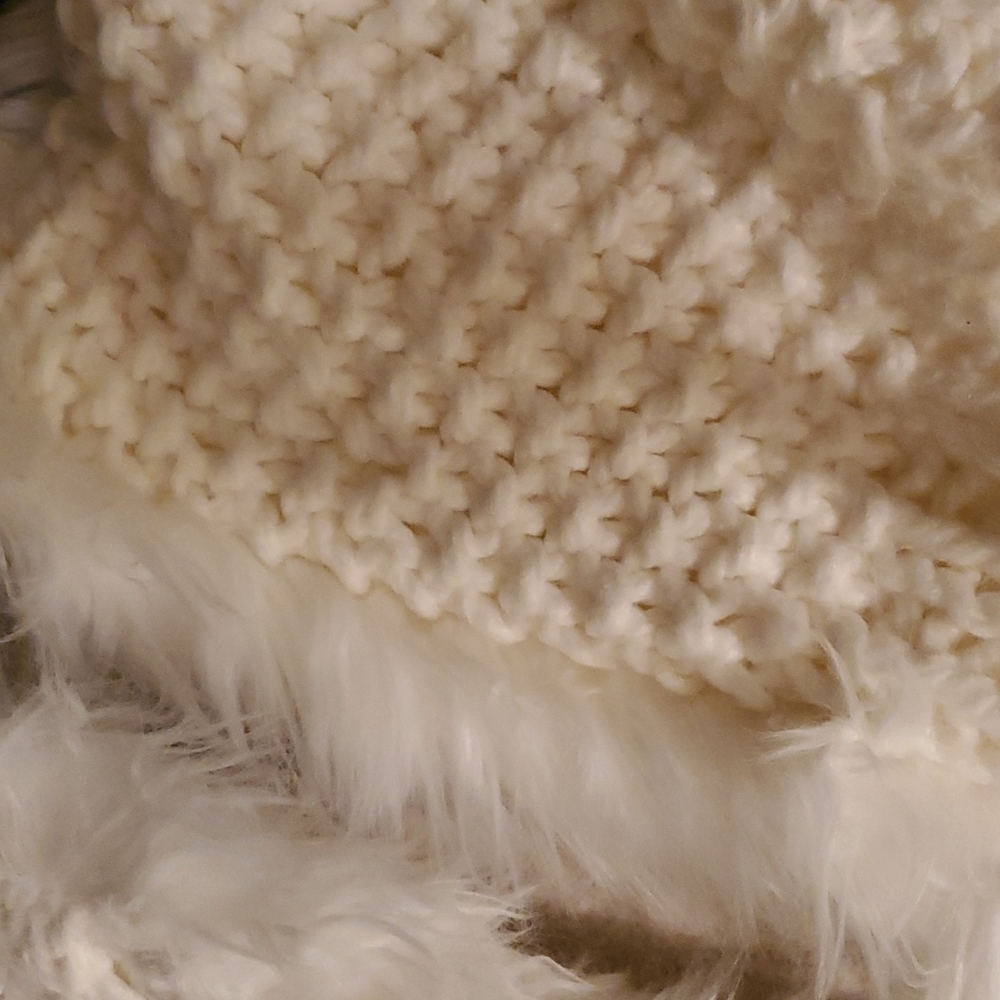 ❤️ POTTERY BARN Set of 2 Button Knit Fur Trim Pillow Covers ❤️ - Picture 11 of 15